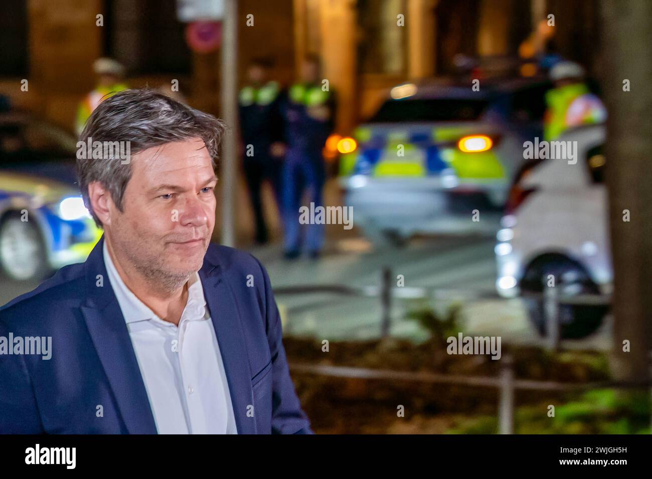 Robert Habeck in Nürnberg Vizekanzler und Bundeswirtschaftsminister Robert Habeck die Grünen bei der Ankunft vor der IHK Nürnnberg, wo er sich mit 100 ausgelosten Bürger zum Bürgerdialog trifft und sich Fragen aus der Bevölkerung stellt. Nürnberg Bayern Deutschland *** Robert Habeck in Nürnberg Vizekanzler und Bundeswirtschaftsminister Robert Habeck die Grünen kommen vor der Industrie- und Handelskammer Nürnberg an, dort trifft er sich mit 100 von Los gezogenen Bürgern zu einem Bürgerdialog und beantwortet Fragen aus der Öffentlichkeit Nürnberg Bayern Deutschland 20240215-6V2A2706-Bearbe Stockfoto