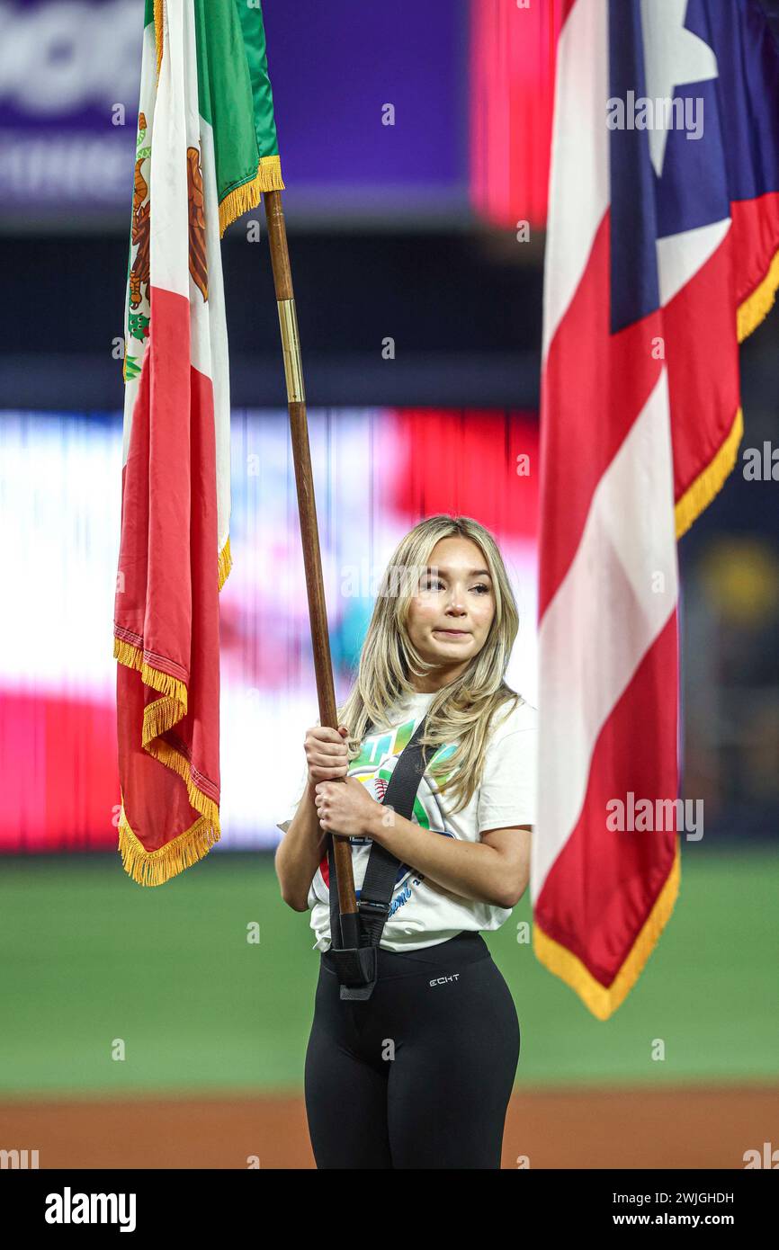 MIAMI, FLORIDA - 1. FEBRUAR: Edecan mit der Banera of Mexico, während eines Spiels zwischen Venezuela und Dominikanische Republik im loanDepot Park als Teil der Serie del Caribe 2024 am 1. Februar 2024 in Miami, Florida. (Foto: Luis Gutierrez/Norte Photo) Stockfoto