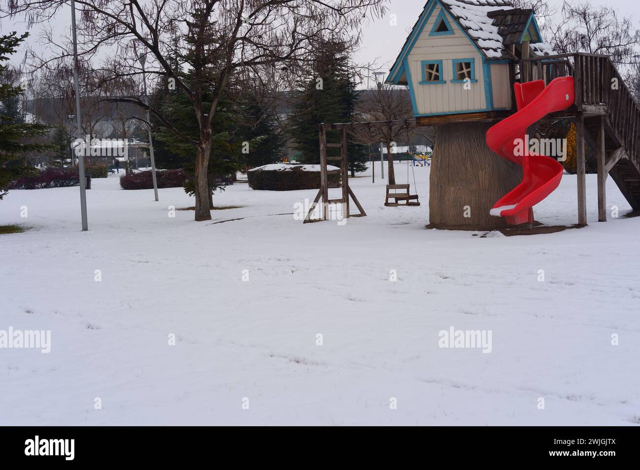 Kinderspielplatz im öffentlichen Park mit Schnee bedeckt Stockfoto