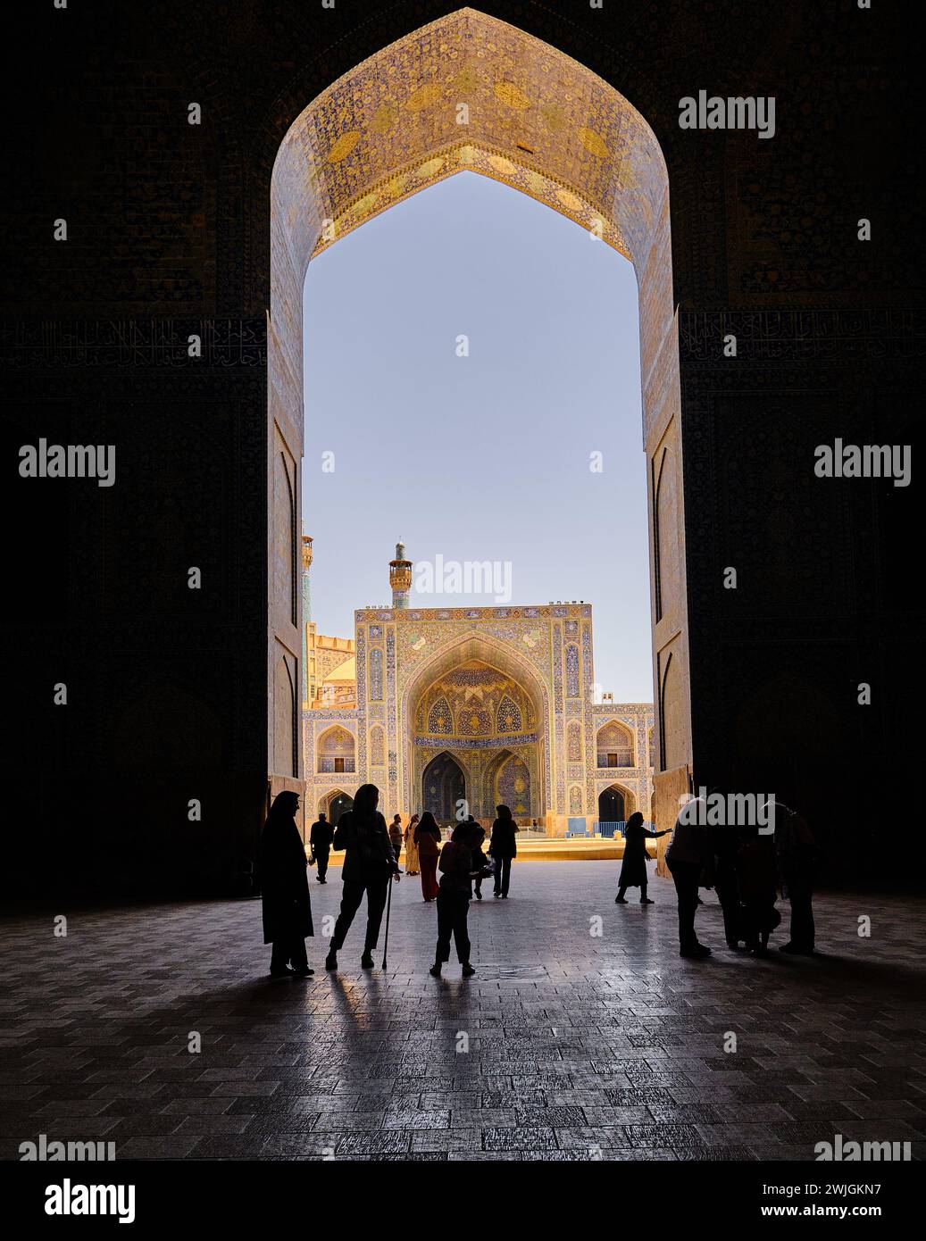 Isfahan, Iran, 06.30.2023: Schah-Moschee, Isfahan, iran, Rücklicht iranische Menschen und Touristen in der Schah-Moschee Stockfoto