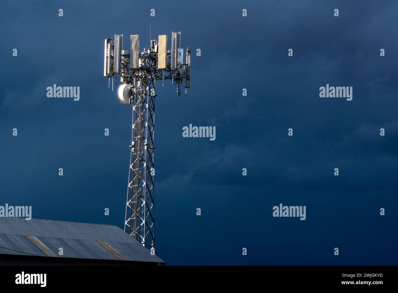 Mobilfunkturm auf der Enterprise, Oregon Airport. Stockfoto