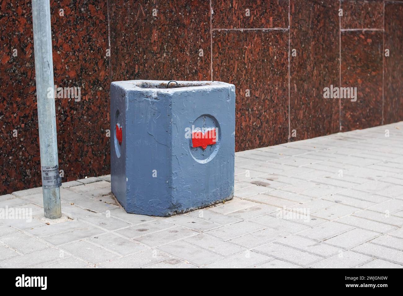 Weißrussland, Minsk - 21. august 2022: Mülltonne mit U-Bahn-Logo Stockfoto