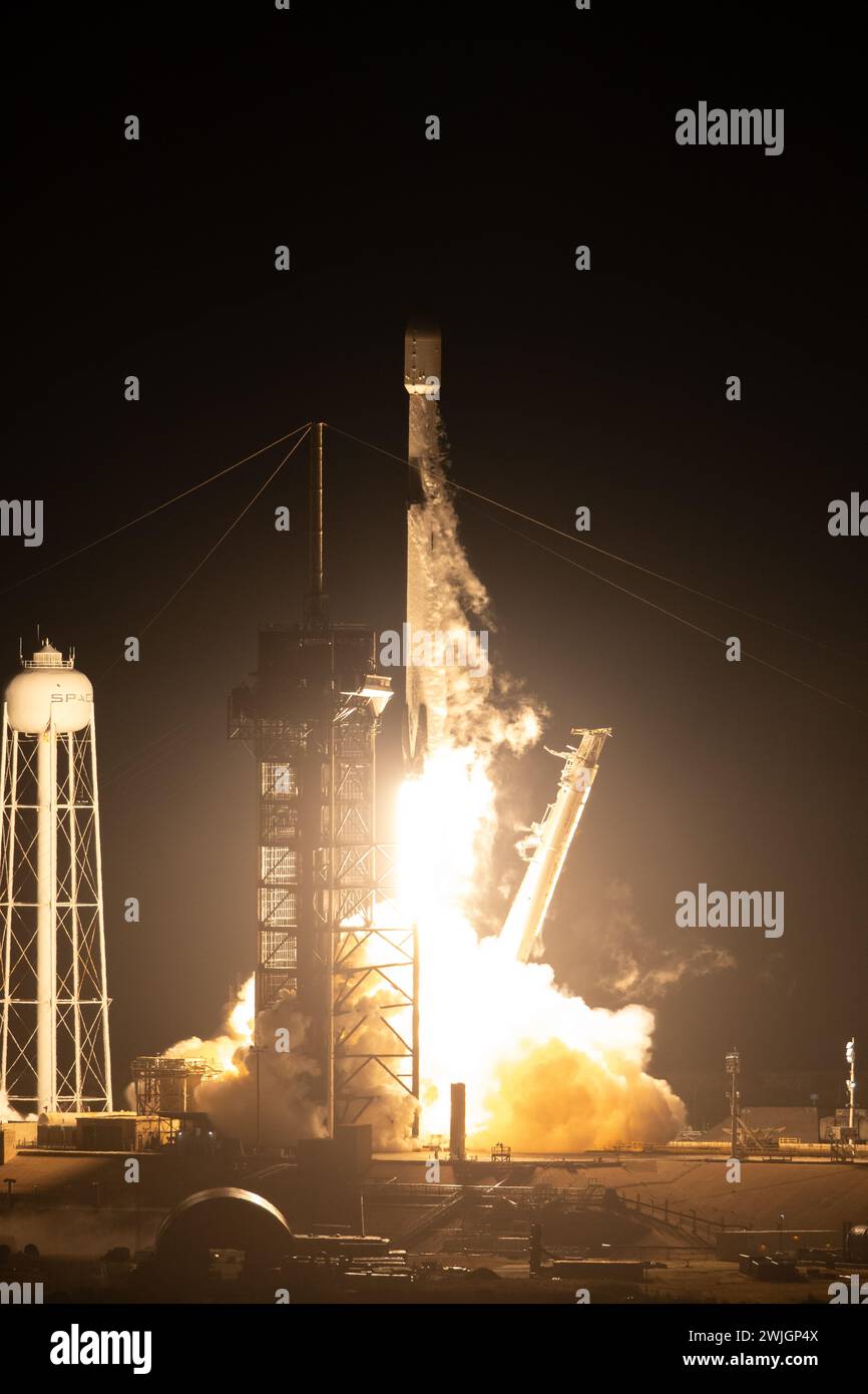 Cape Canaveral, Vereinigte Staaten von Amerika. 15. Februar 2024. Eine SpaceX Falcon 9-Rakete mit dem Nova-C-Mondlander der intuitiven Maschinen startet am 15. Februar 2024 vom Startplatz 39A im Kennedy Space Center in Cape Canaveral, Florida. Dies ist die erste kommerzielle Mission zum Mond für das Artemis-Programm der NASA. Quelle: Kim Shiflett/NASA/Alamy Live News Stockfoto