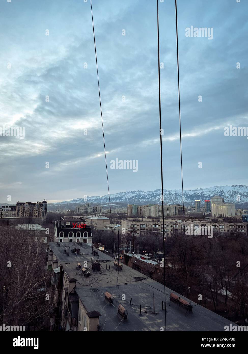 Eine charmante Stadtlandschaft mit Wohngebieten, Bäumen und Gebäuden unter dem Tageslicht, die eine ruhige urbane Szene schaffen. Stockfoto