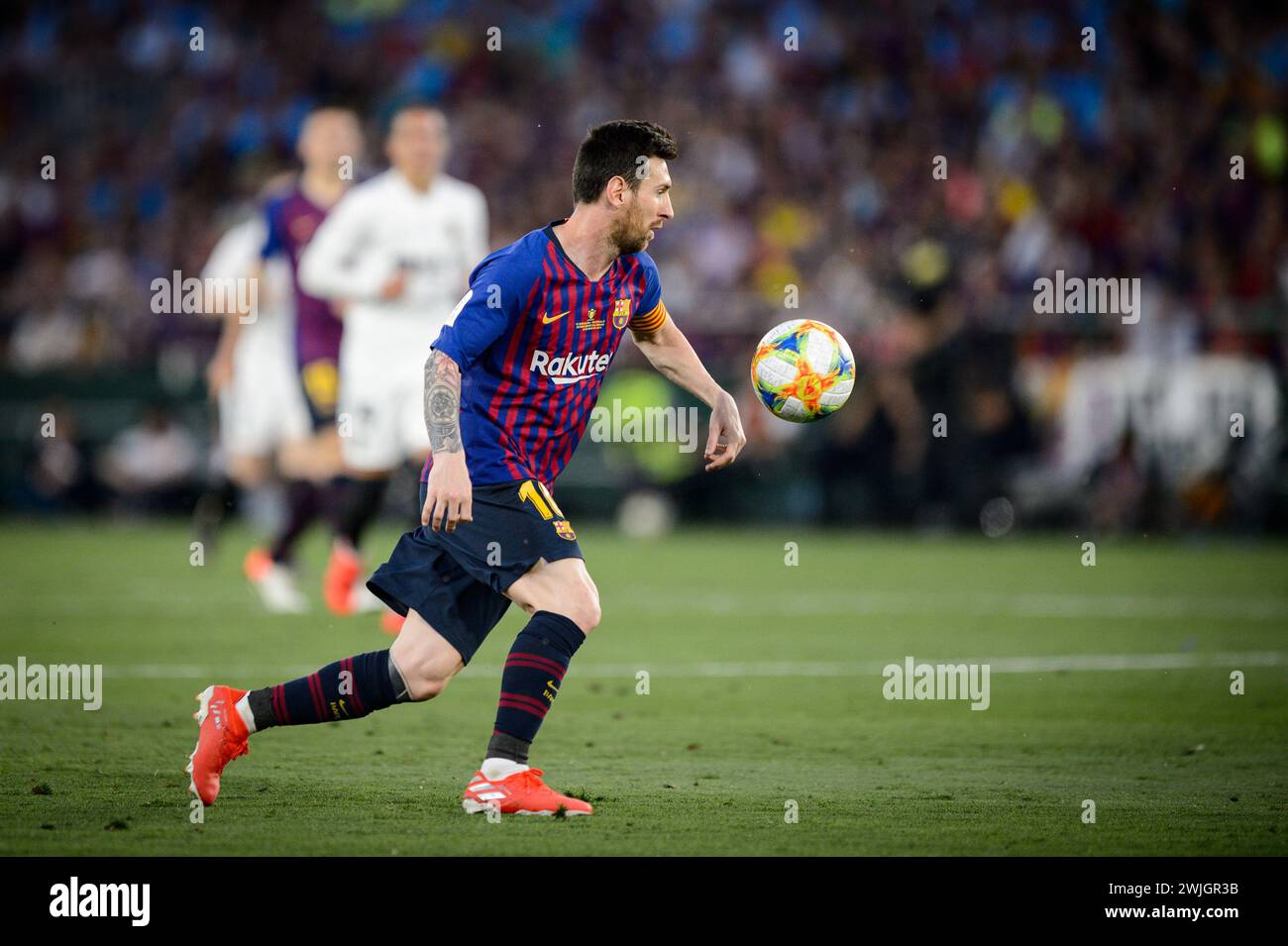 Der Leo Messi des Futbol Club Barcelona kontrolliert den Ball während des Copa del Rey Finales in Sevilla. Stockfoto
