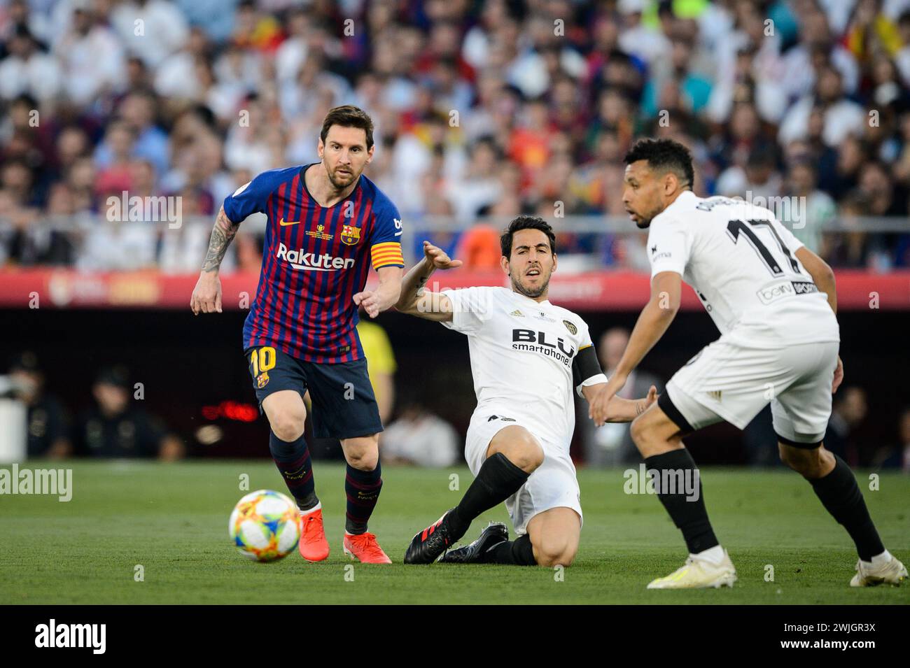 Futbol Club Leo Messi aus Barcelona tribbelt beim Finale der Copa del Rey in Sevilla an Leo Messi des Fußballvereins Valencia vorbei. Stockfoto