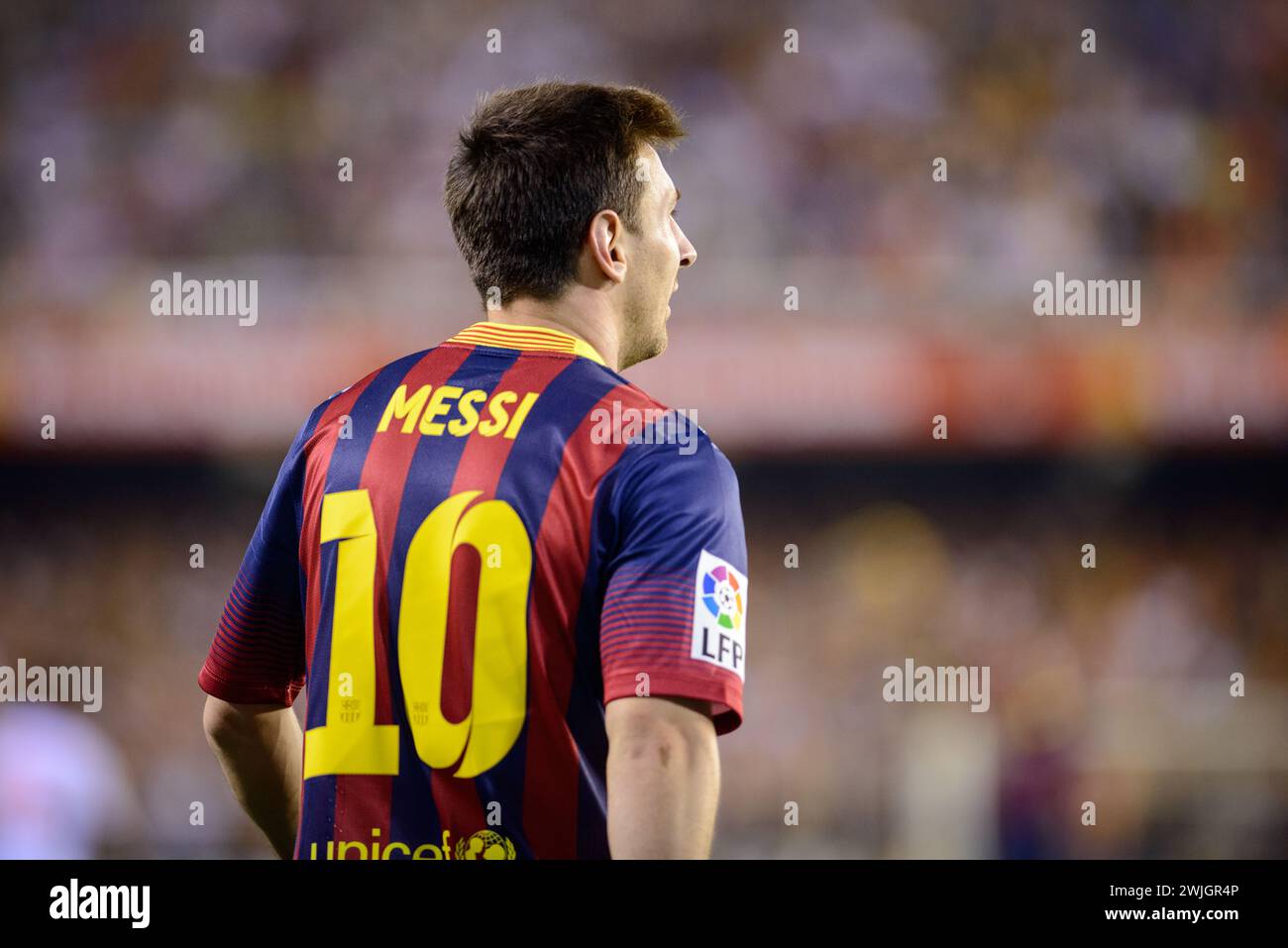 Rückporträt des argentinischen Spielers Lionel Messi während eines Spiels mit dem Trikot Nummer 10 von Barcelona im Mestalla-Stadion in Valencia, Spanien. Stockfoto