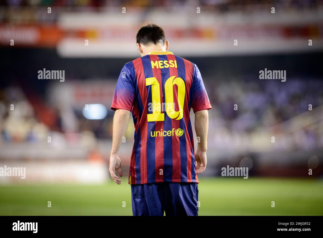 Rückporträt des argentinischen Spielers Lionel Messi während eines Spiels mit dem Trikot Nummer 10 von Barcelona im Mestalla-Stadion in Valencia, Spanien. Stockfoto