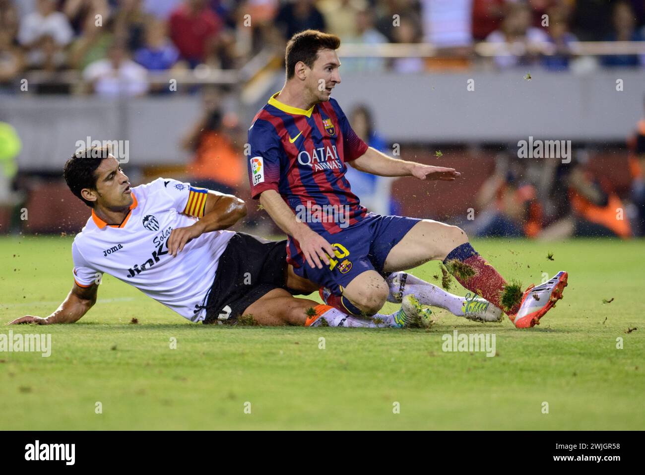 Der Leo Messi des Futbol Club Barcelona ist nach einem harten Tackle des portugiesischen Verteidigers Rui Costa, Valencia, Spanien, am Boden im Einsatz. Stockfoto