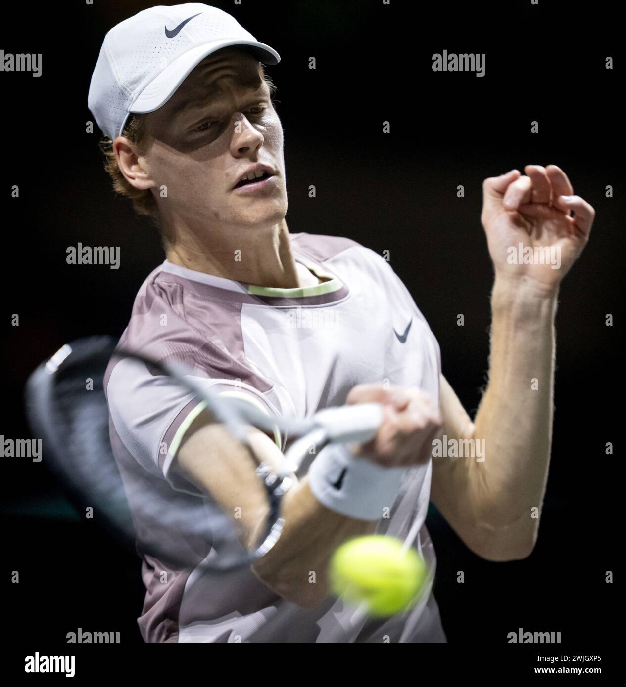 ROTTERDAM - Jannik Sinner (ITA) im Kampf gegen Gael Monfils (FRA) am vierten Tag des ABN AMRO Open Tennis Turniers in Ahoy. ANP-SCHLEIFMASCHINE KONING Stockfoto