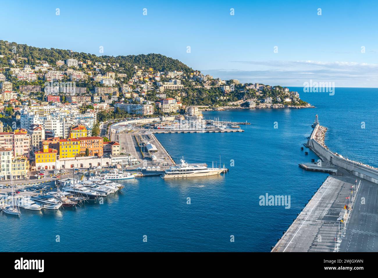 Panorama auf Nizza Stadt Hafen an einem sonnigen Tag an der französischen Riviera, Cote D azur, Frankreich Sommerurlaubskonzept. Stockfoto