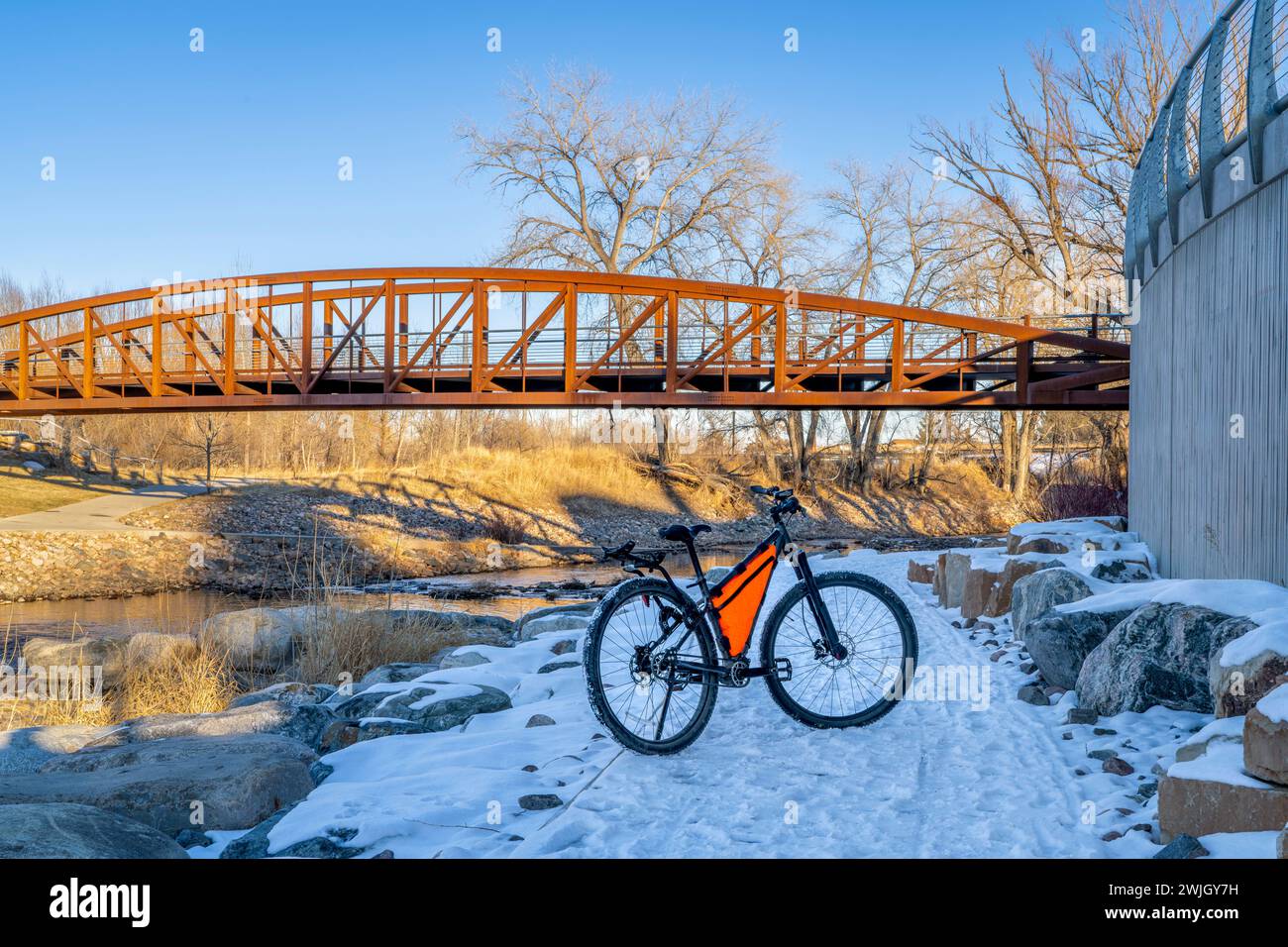 Mountainbike im Wildwasserpark am Poudre River im Zentrum von Fort Collins, Colorado, Winterlandschaft Stockfoto