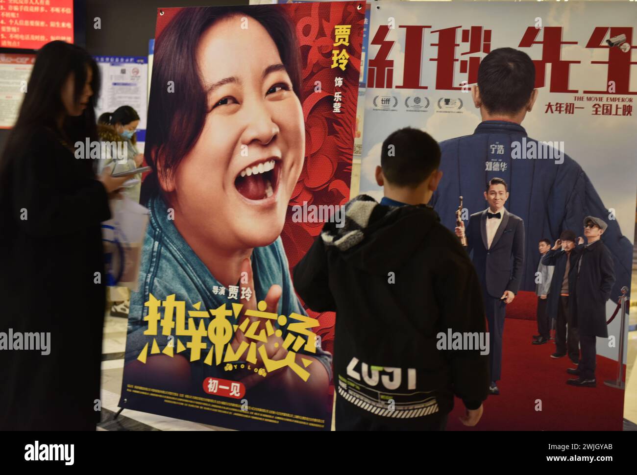 Fuyang, China. Februar 2024. Die Zuschauer des Films gehen an den kürzlich veröffentlichten Plakaten von „You Only Live Once“ und „The Movie Emperor“ im Kino vorbei. Ab dem 10. Februar beginnt das Frühlingsfest bis Mittwoch. Die chinesischen Kinos haben über 5,7 Milliarden Yuan (792,4 Millionen US-Dollar) gewonnen. Laut dem Live-Tracker Beacon aus der Filminformation stellt die Aufnahme eine Steigerung von 21 Prozent im selben 5-Tage-Zeitraum im letzten Jahr dar. Der Feiertag endet am Samstag. (Foto: Sheldon Cooper/SOPA Images/SIPA USA) Credit: SIPA USA/Alamy Live News Stockfoto