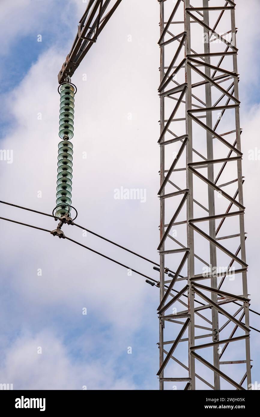 Hochspannungs-Stromnetz-Pole mit Keramikisolierungen an Transformator-Umspannstation mit Corona-Entladung Stockfoto