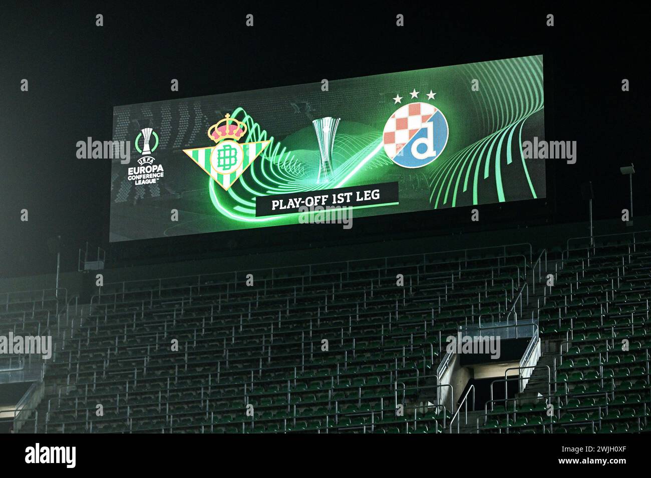 Sevilla, Spanien. Februar 2024. Eine allgemeine Übersicht über die Scoreboard vor dem Achtelfinale der UEFA Europa Conference League 2023/24, das am 15. Februar 2024 in Sevilla im ersten Leg zwischen Real Betis und GNK Dinamo im Estadio Benito Villamarin stattfand. Foto: Marko Lukunic/PIXSELL Credit: Pixsell/Alamy Live News Stockfoto