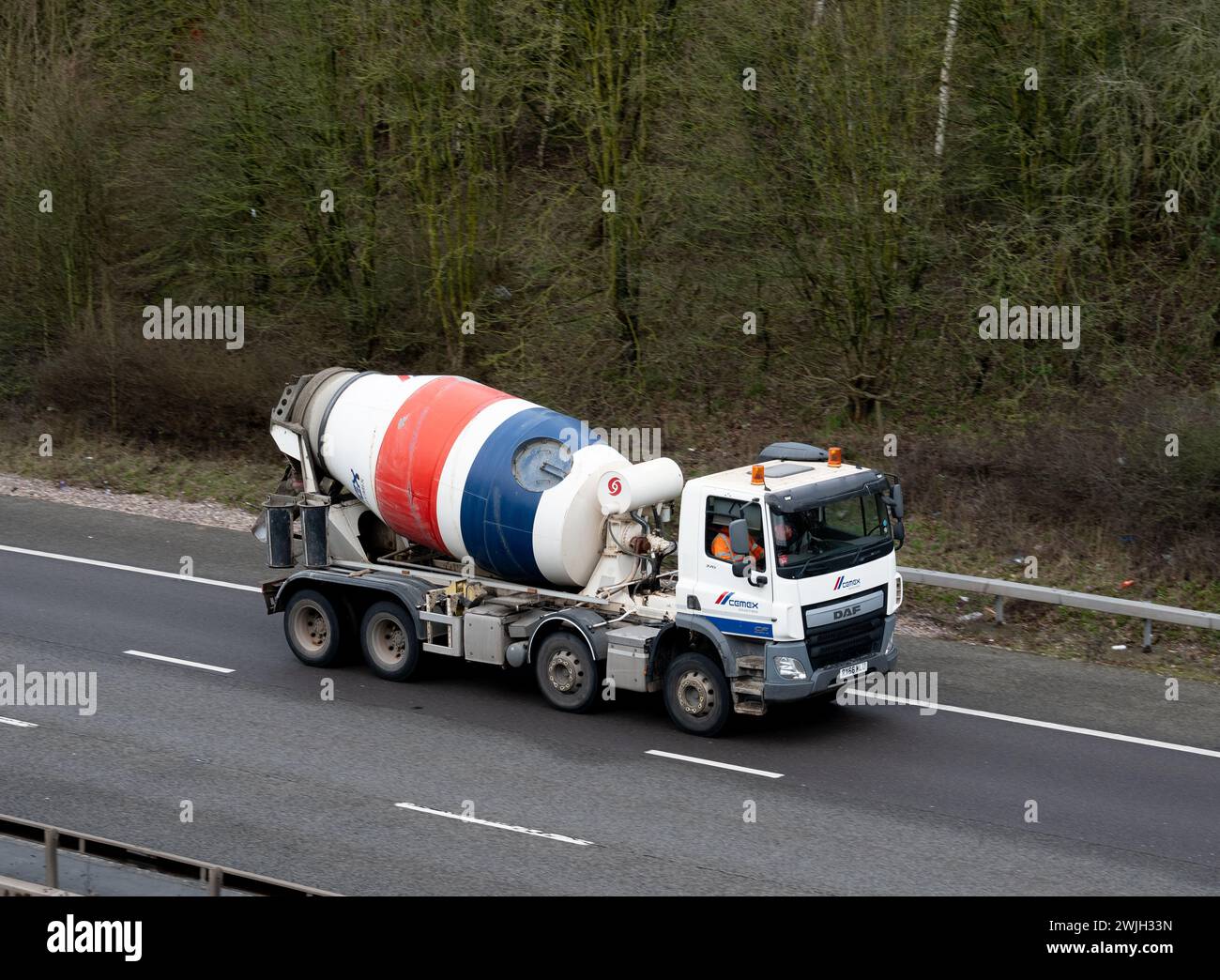 Cemex Betonmischwagen auf der Autobahn M40, Warwickshire, Großbritannien Stockfoto