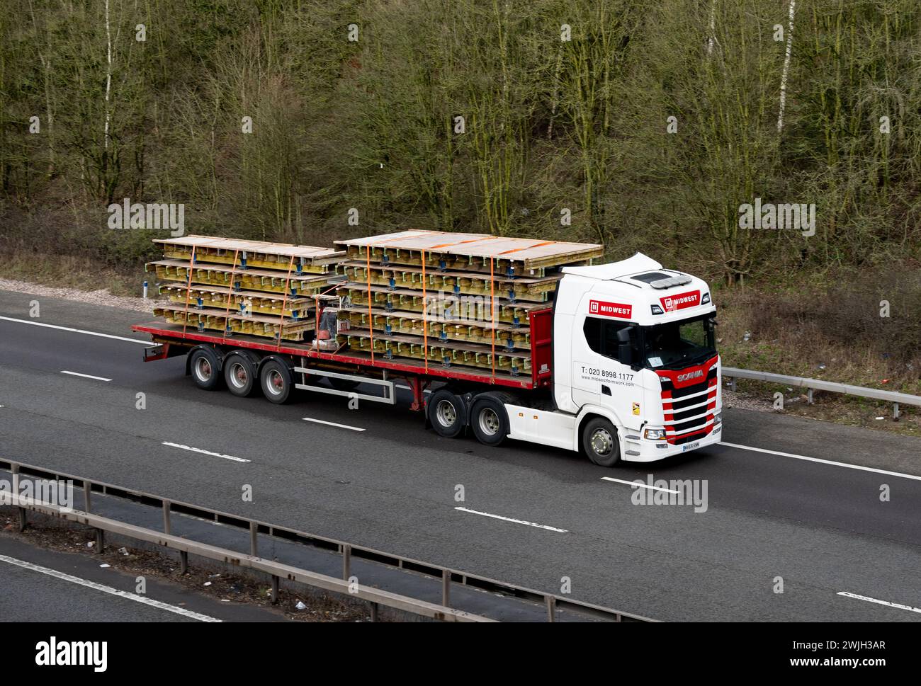 Lastwagen im Mittleren Westen von Scania auf der Autobahn M40, Warwickshire, England, Großbritannien Stockfoto