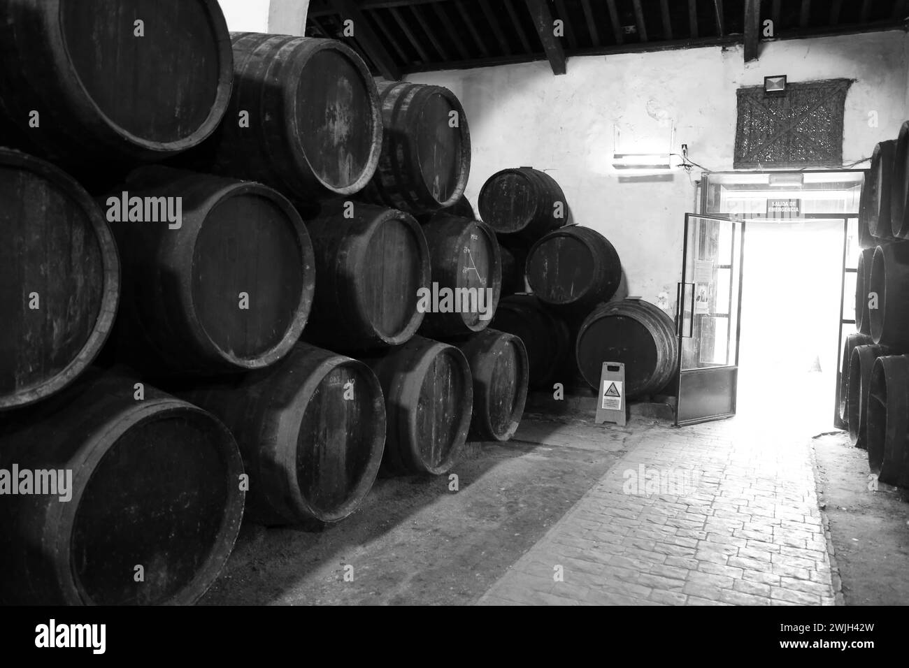 Sanlucar de Barrameda, Cadiz, Spanien - 2. Oktober 2023: Traditioneller Manzanilla-Weinkeller in Sanlucar de Barrameda Stockfoto