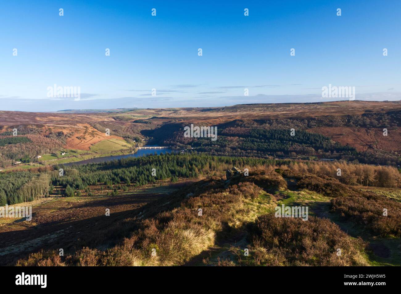 Blick auf das Ladybower Reservoir im Peak District National Park, England Stockfoto