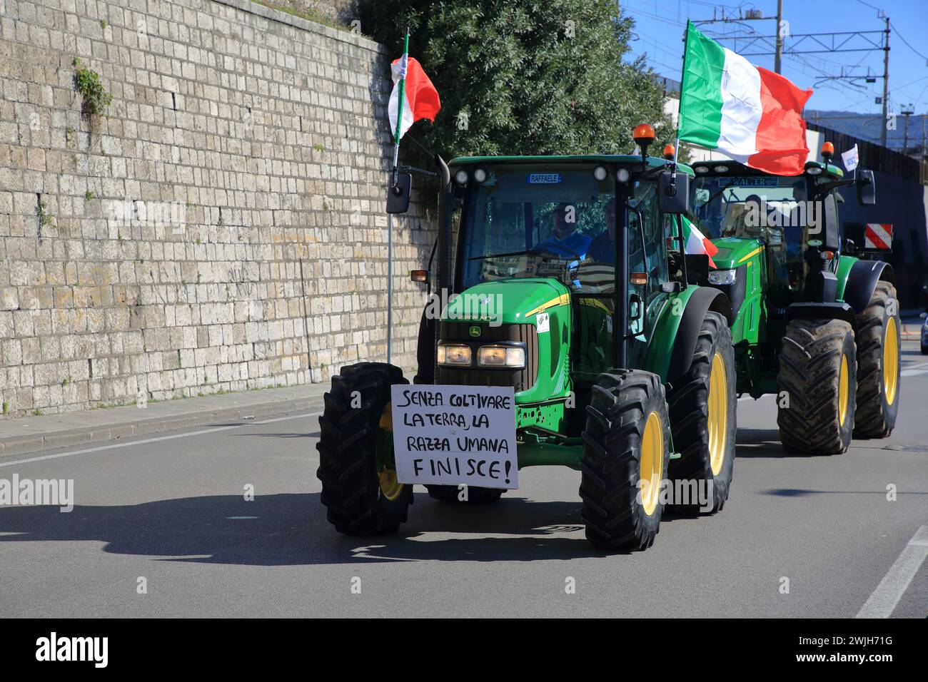 Die Bauern der Provinz Salerno kommen in einer Prozession mit ihren Traktoren in die Stadt, um gegen die Agrarpolitik Europas zu protestieren. Stockfoto