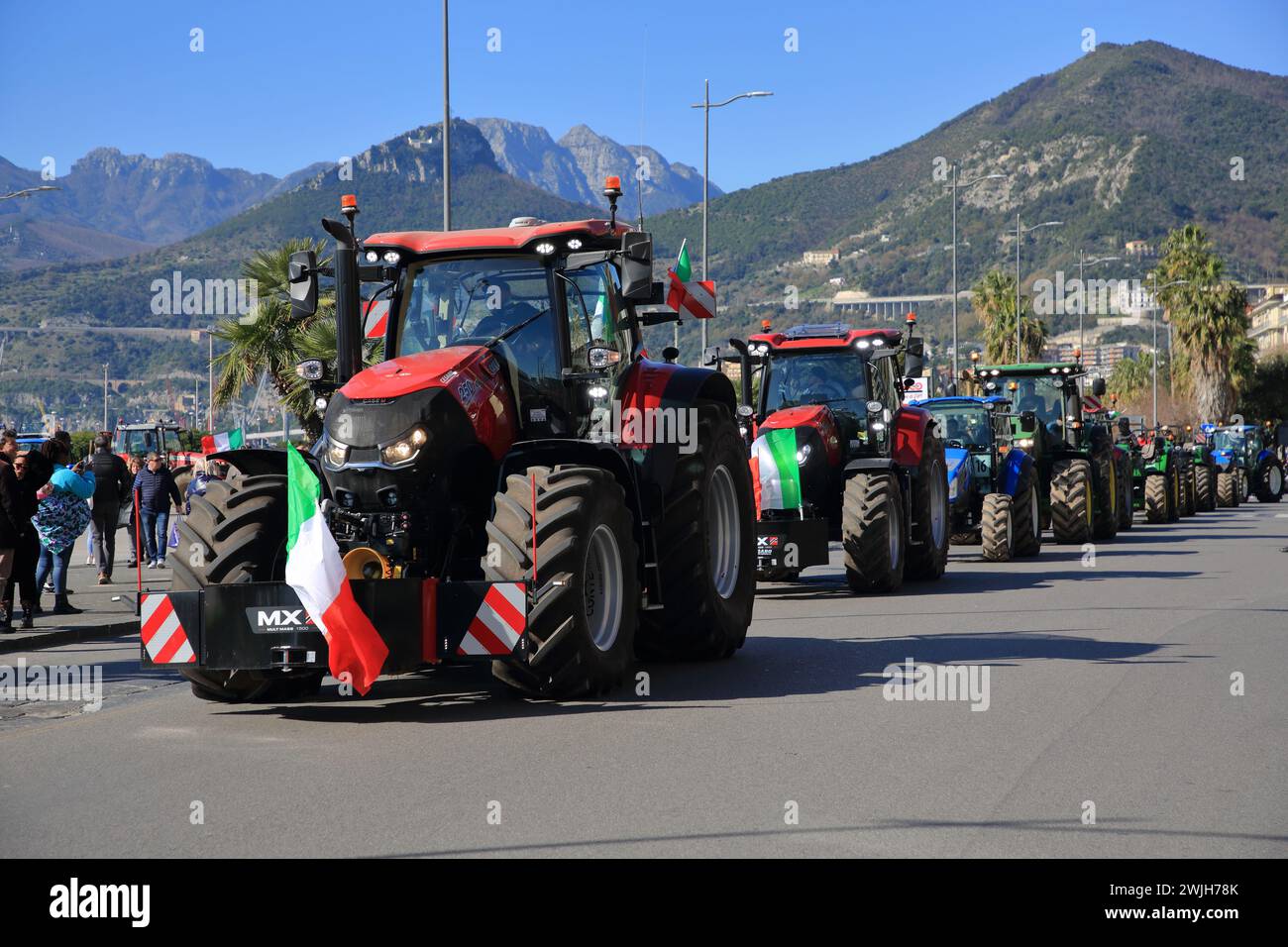 Die Bauern der Provinz Salerno kommen in einer Prozession mit ihren Traktoren in die Stadt, um gegen die Agrarpolitik Europas zu protestieren. Stockfoto