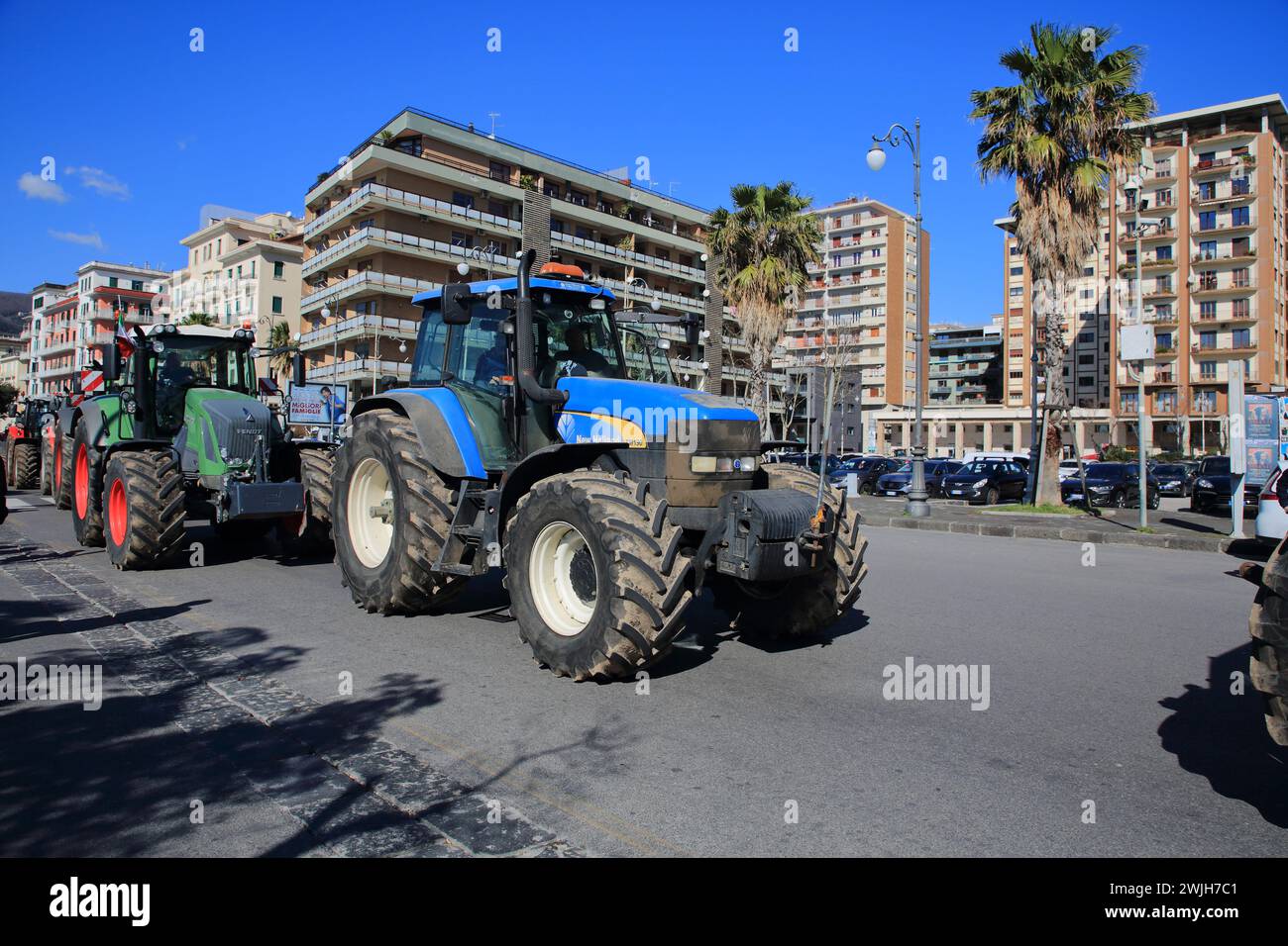 Die Bauern der Provinz Salerno kommen in einer Prozession mit ihren Traktoren in die Stadt, um gegen die Agrarpolitik Europas zu protestieren. Stockfoto