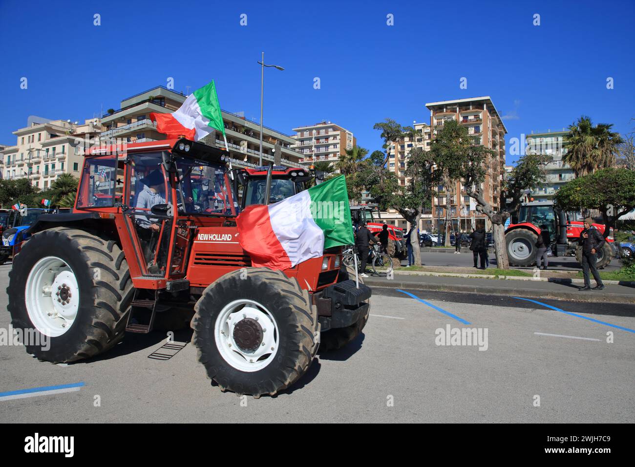 Die Bauern der Provinz Salerno kommen in einer Prozession mit ihren Traktoren in die Stadt, um gegen die Agrarpolitik Europas zu protestieren. Stockfoto