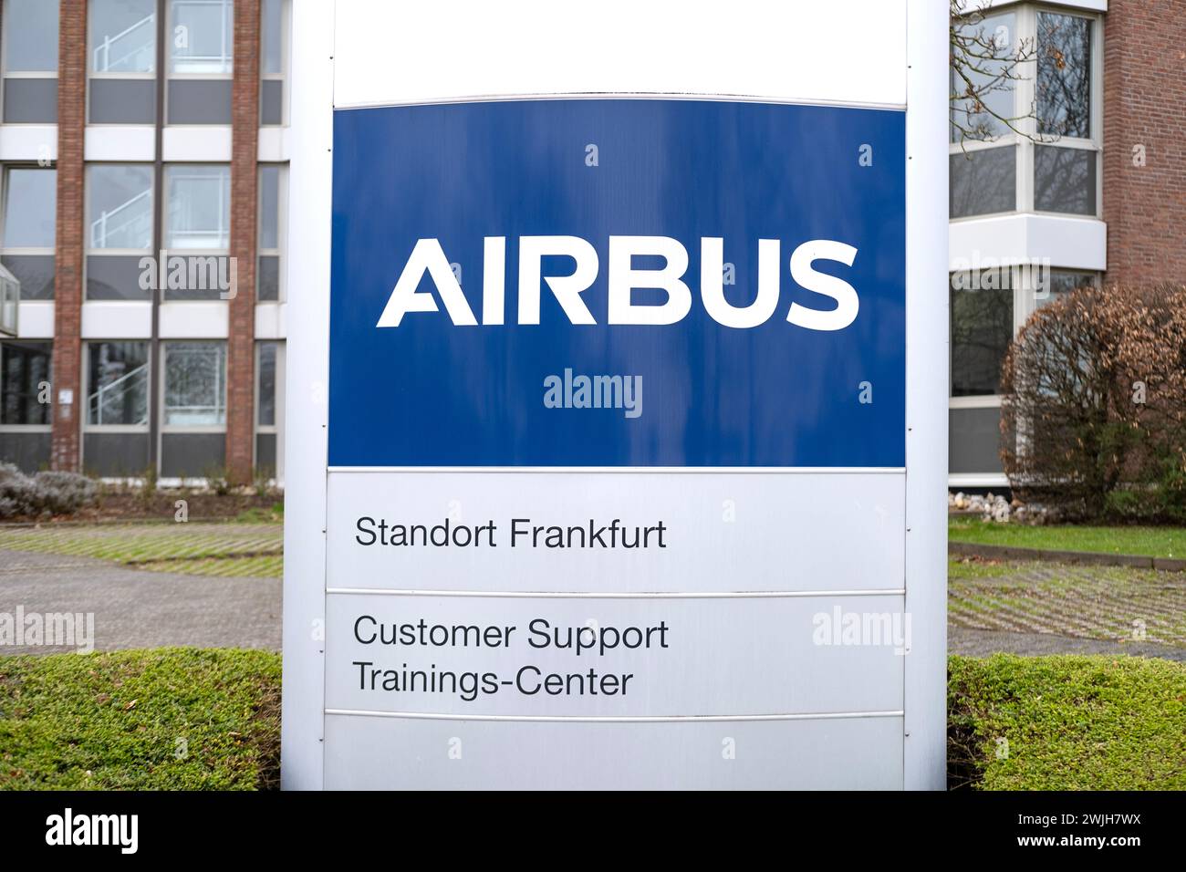Werbebanner Airbus Front Office Gebäude, Technologie und Innovation und Logistik, internationale Zusammenarbeit und Einfluss auf die globale Luftfahrt Stockfoto