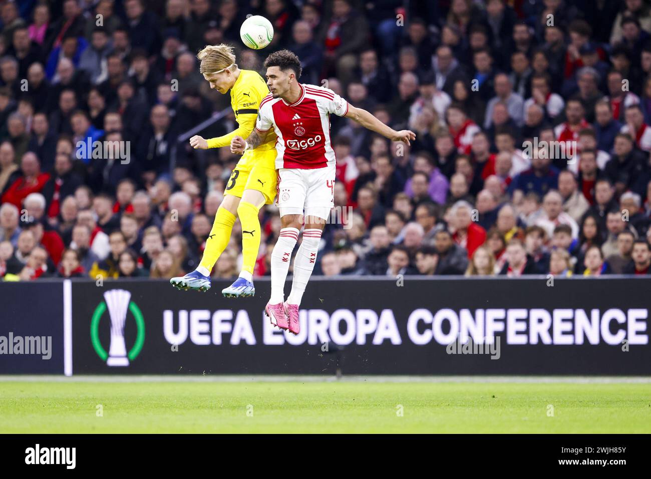 Amsterdam, Niederlande. Februar 2024. AMSTERDAM, 15.02.2024, JohanCruyff Stadium, Europa Conference League Saison 2023/2024. Übereinstimmung zwischen Ajax und FK Bodo/Glimt. Bodo/Glimt-Spieler Jens Petter Hauge und Ajax-Spieler Tristan Gooijer Credit: Pro Shots/Alamy Live News Stockfoto