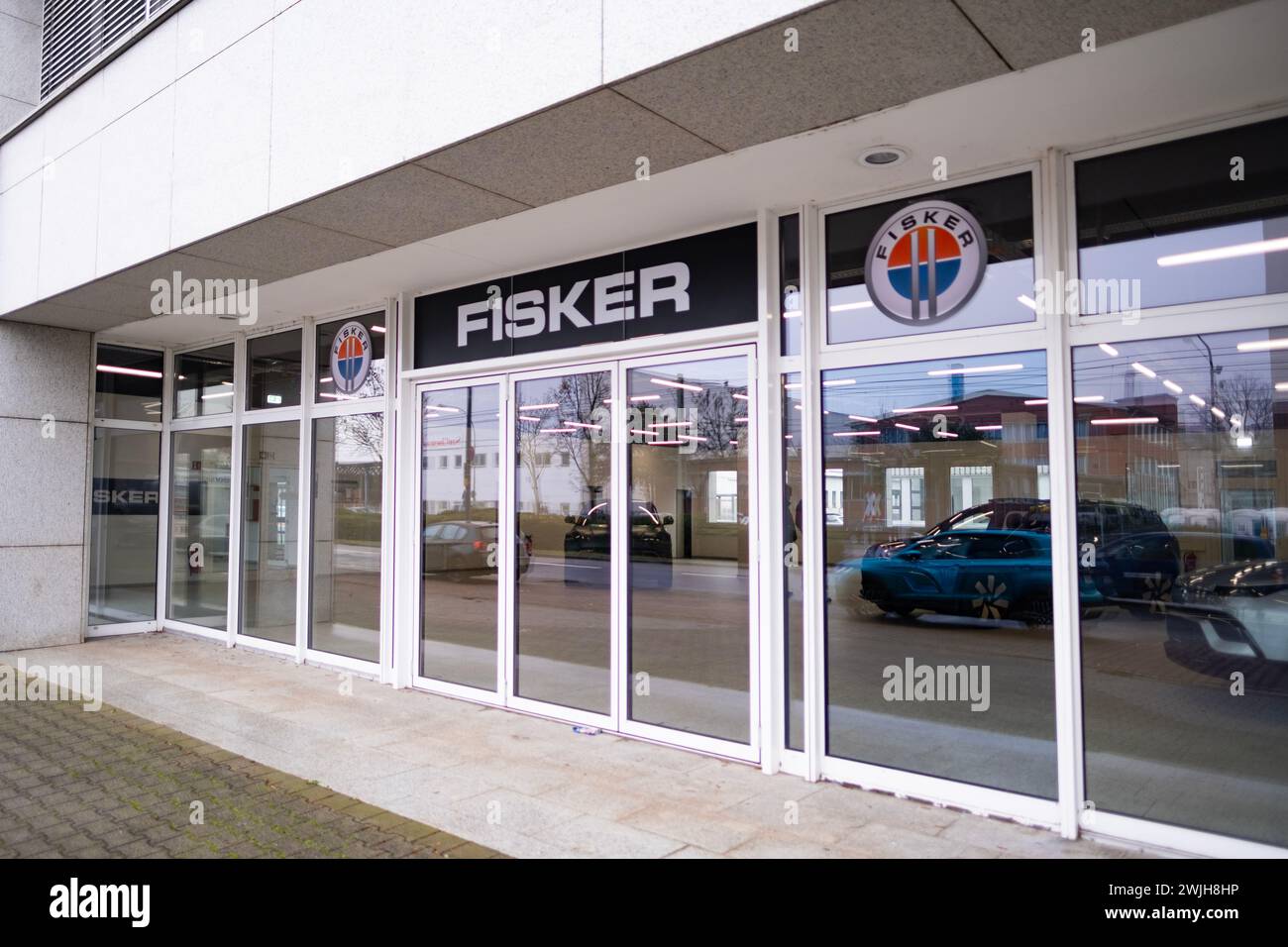 Werbebanner von Fisker, Showroom Fisker Automotive Sales Office, Emblem, Concept Advertising and Marketing in Automotive Industry, American Autom Stockfoto