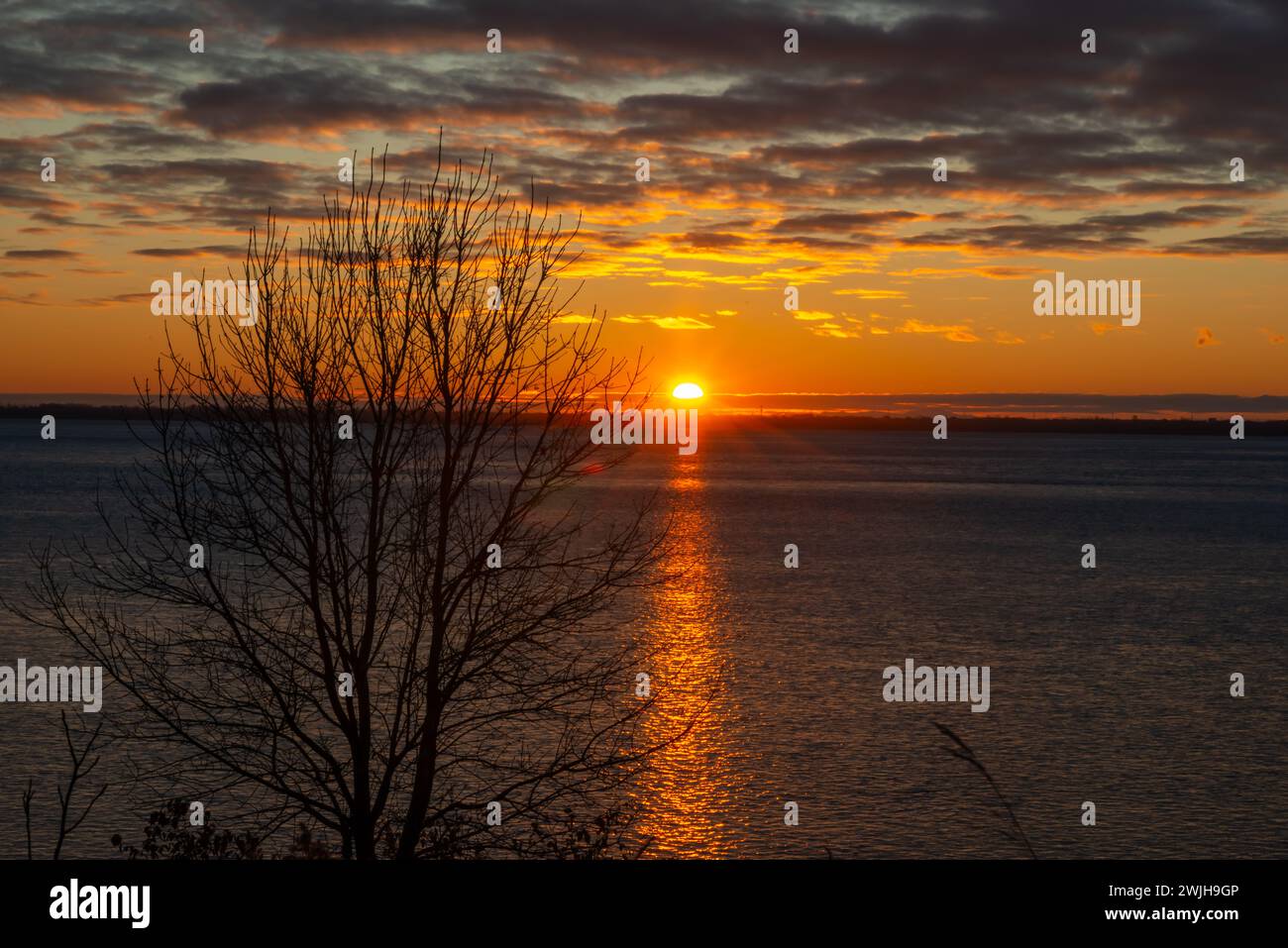 Sonnenaufgang über St. Lawrence River, LaSalle, Quebec, Kanada Stockfoto