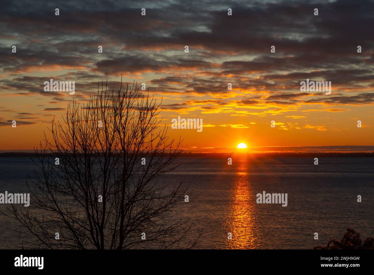 Sonnenaufgang über St. Lawrence River, LaSalle, Quebec, Kanada Stockfoto