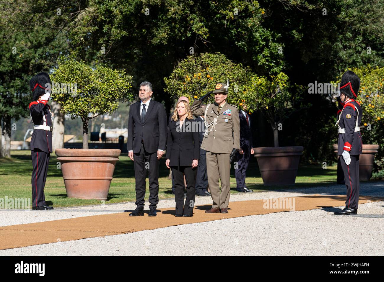 Rom, Italien. Februar 2024. Der italienische Premierminister Giorgia Meloni empfängt den rumänischen Premierminister Marcel Ciolacu anlässlich des Regierungsgipfels Italien-Rumänien in der Villa Doria Pamphili in Rom. (Foto: Stefano Costantino/SOPA Images/SIPA USA) Credit: SIPA USA/Alamy Live News Stockfoto