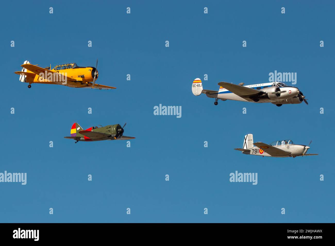 Flug von Flugzeugen der Infante de Orleans Foundation in Cuatro Vientos Stockfoto