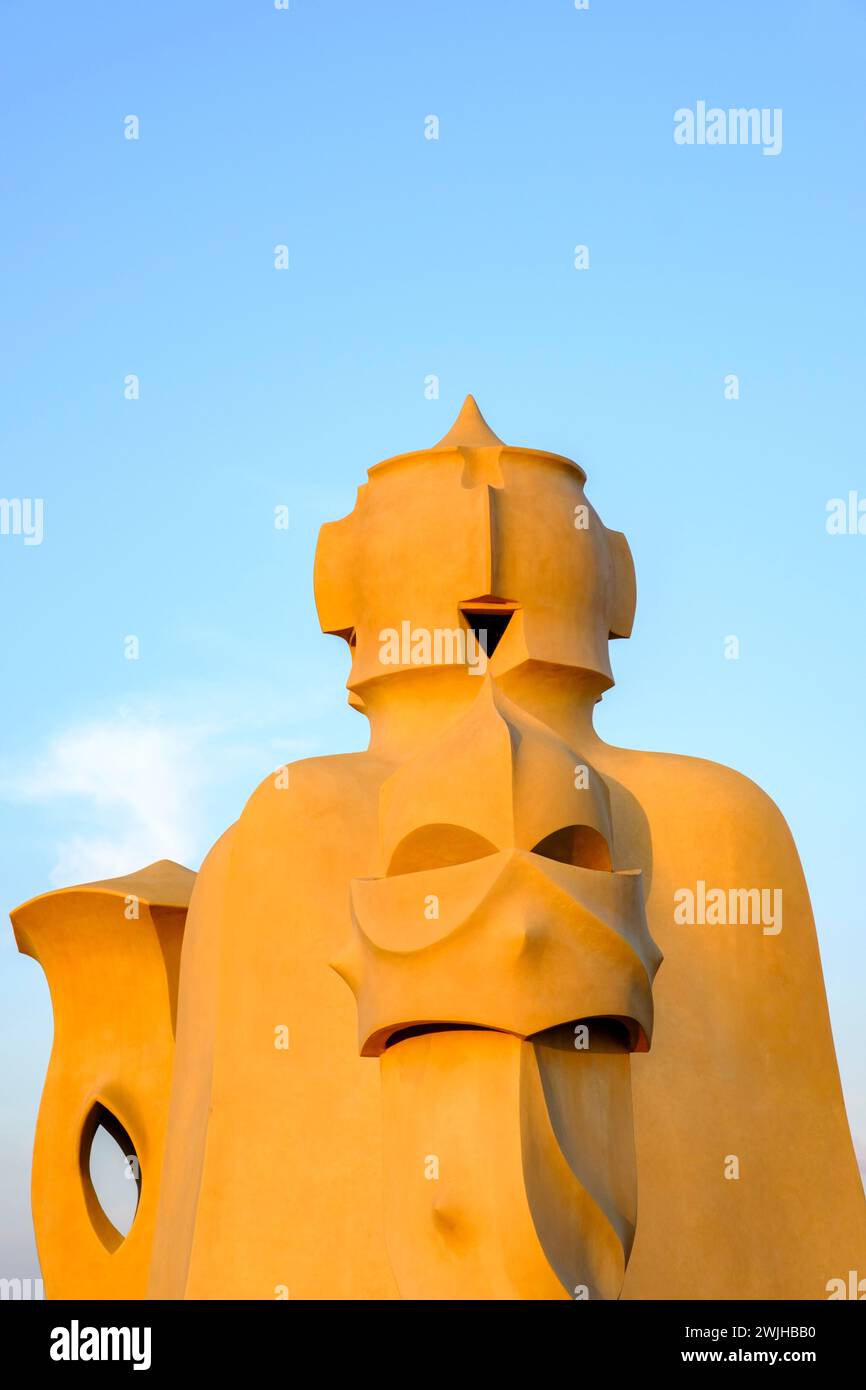 Casa Milà, La Pedrera, Außendetails von Dachschornsteinen und Lüftungsschlitzen bei Sonnenuntergang, moderne Architektur von Antoni Gaudí, Barcelona, Spanien Stockfoto