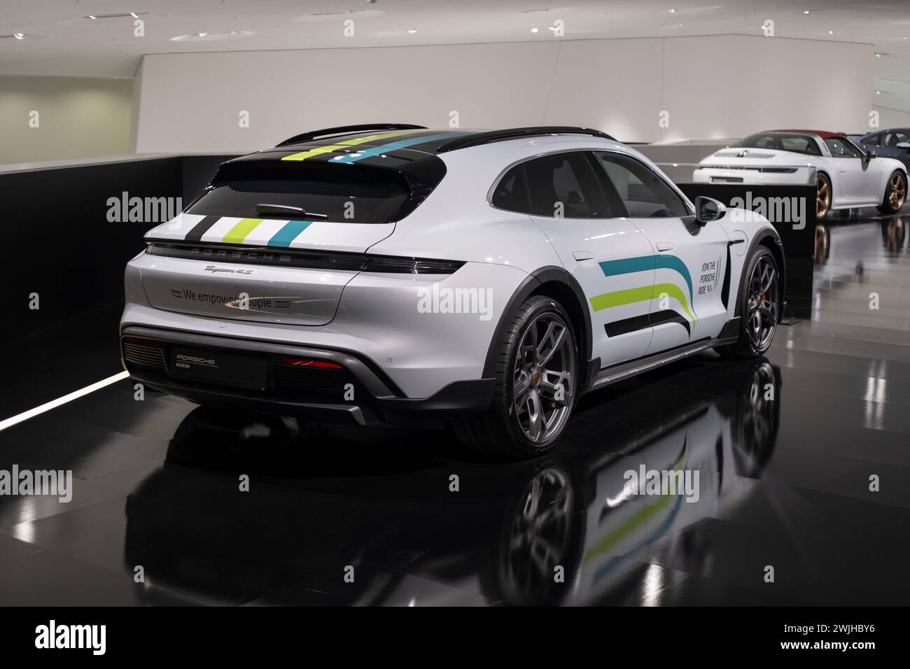 Weißer Porsche Taycan 4S Cross Turismo EV Rückansicht, Batterie-Elektroauto im Ausstellungskomplex Museum Porsche, Geschichte und Innovation Automotive indus Stockfoto