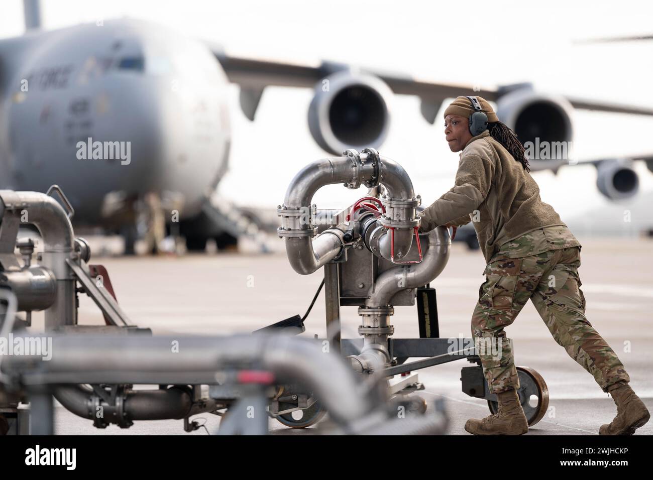 31. Januar 2024 - Ramstein Air Base, Rheinland-Pfalz, Deutschland - US Air Force Staff Sgt. Tritobia Cash, 86th Logistic Readiness Squadron Fuels Distribution Supervisor, packt ein Stromabnehmer-Tanksystem auf, nachdem er im Januar einen Tankjob auf dem Luftwaffenstützpunkt Ramstein abgeschlossen hat. 31, 2024. Das in-Boden-Kraftstoffsystem ermöglichte es Cash, die Flugzeuge selbst mit einem Tank von fast 32.000 Gallonen zu pumpen, was dem 86th LRS erspart, mehrere Tankwagen und Airmen zu schicken, um den Job zu erledigen. (Kreditbild: © U.S. Air Force/ZUMA Press Wire) NUR REDAKTIONELLE VERWENDUNG! Nicht für kommerzielle ZWECKE! Stockfoto