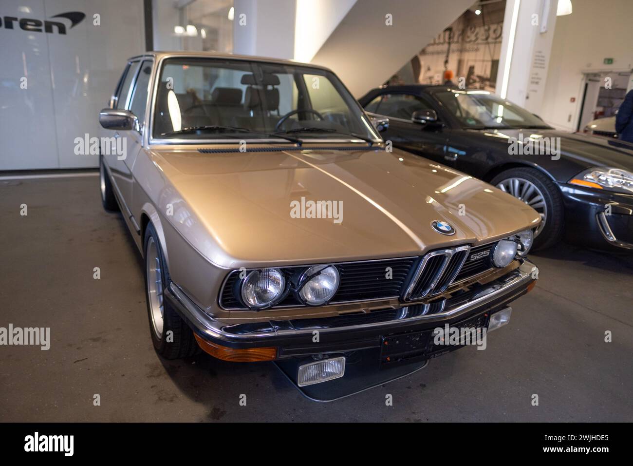 Deutscher Oldtimerwagen BMW 525 Modell 1979, graues Oldtimer-Fahrzeug in der Ausstellungshalle, Museumsausstellungen, Kulturerbe erhalten, Automotive H Stockfoto