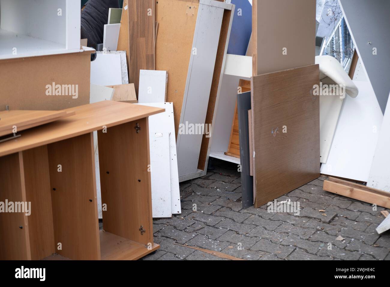 Sperriger Abfall, alte Möbel, Tische, gebrauchte Dinge auf der Straße, bevor sie gesammelt wurden, Problem des Mülls, Entsorgung sperriger Abfälle, Sammlung und Recycling Stockfoto