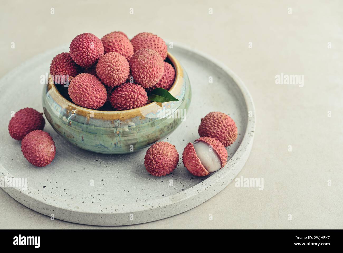 Frische Bio-Litschi-Früchte in der Schüssel auf hellem Hintergrund Nahaufnahme Stockfoto