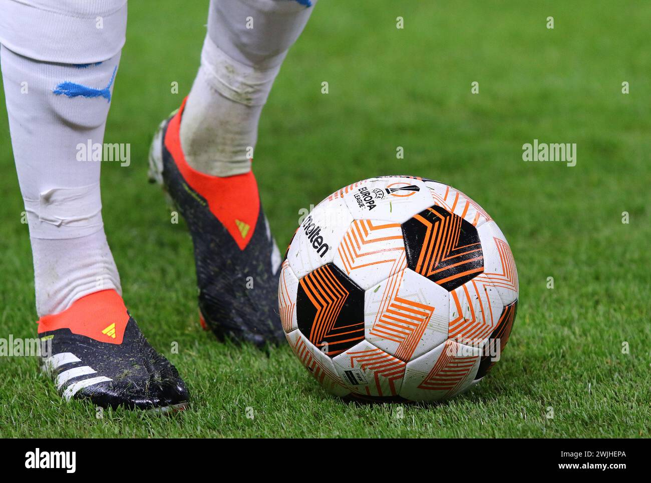 Hamburg, Deutschland - 15. Februar 2024: Offizieller Fußball der Saison 2023/24 der UEFA Europa League im Hamburger Volksparkstadion Stockfoto