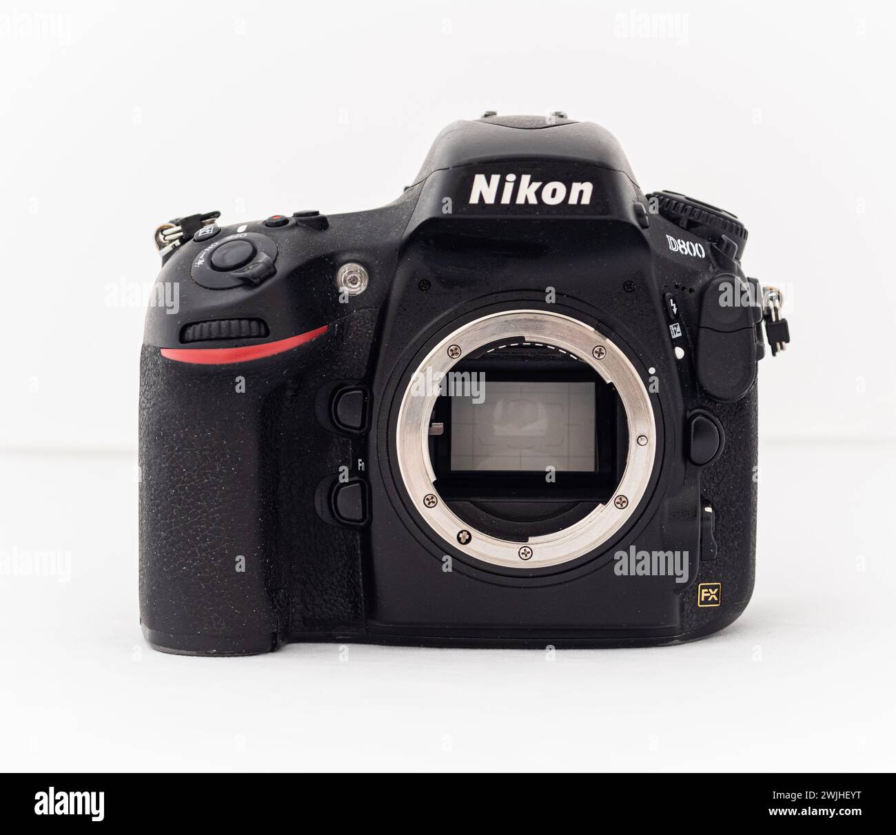 Göteborg, Schweden - 27. Mai 2022: Digitale Spiegelreflexkamera Nikon D800 ohne Objektiv auf weißem Hintergrund. Stockfoto