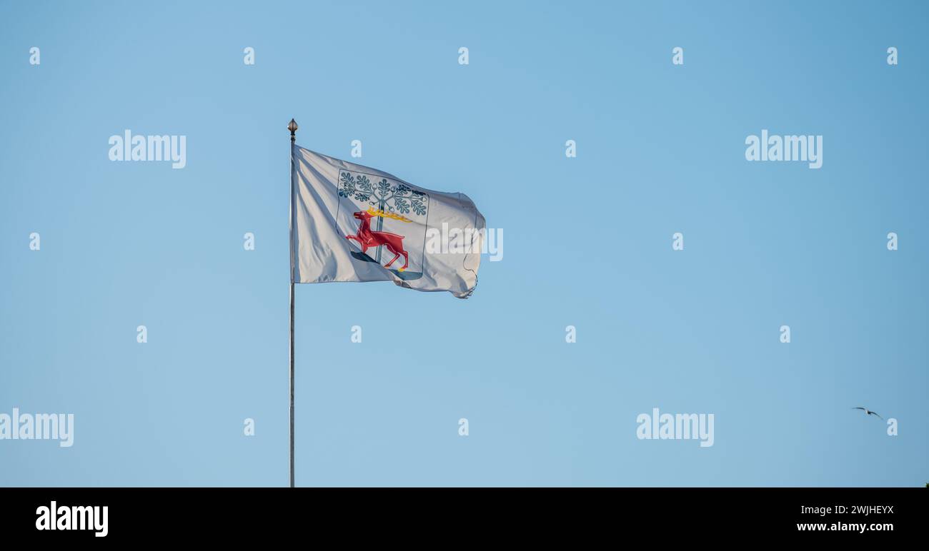 Alings?s, Schweden - 11. Juni 2022: Gemeindeemplem von Alings?s auf einer Flagge. Stockfoto