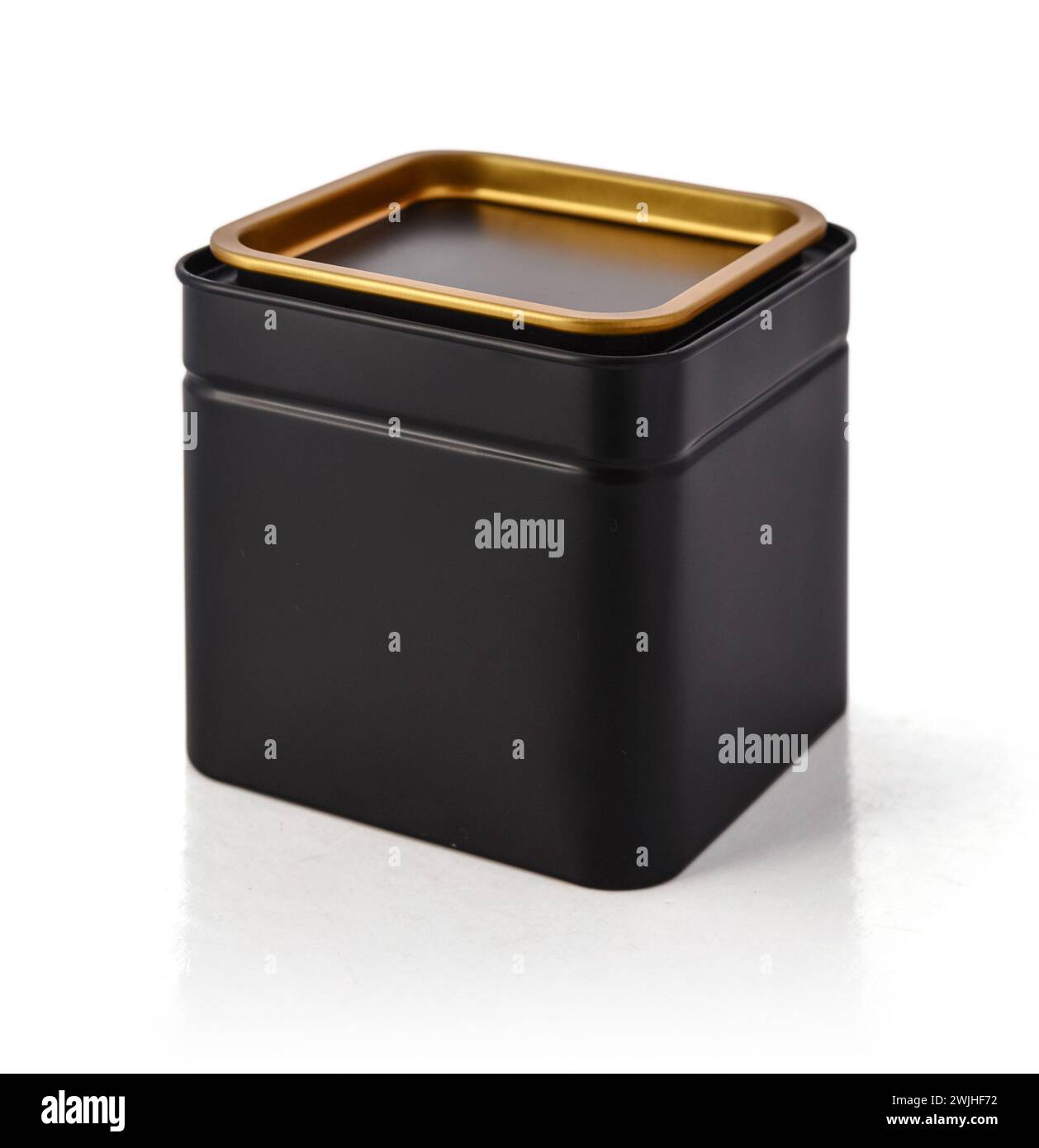 Schwarzer Metallbehälter für Tee oder Kaffee, isoliert auf weiß Stockfoto