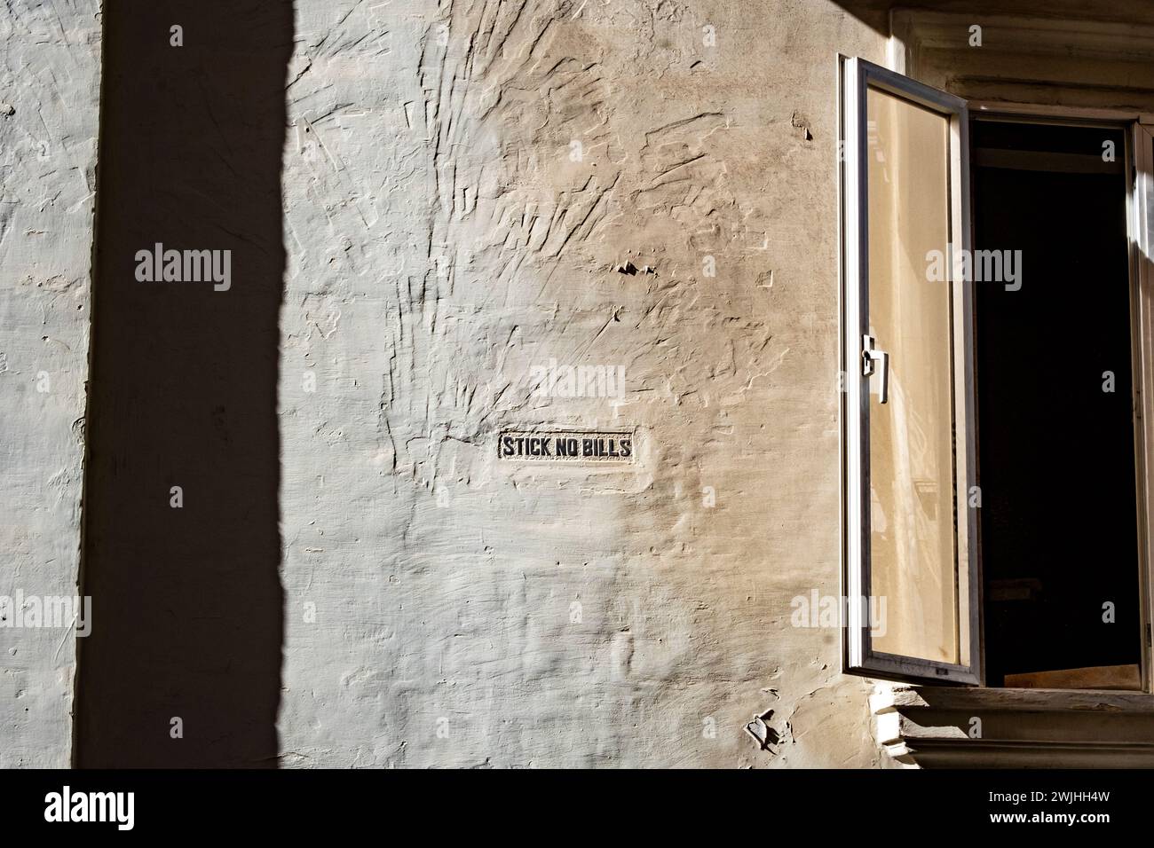 "Kleben Sie keine Rechnungen", eine Bitte um keine Werbung an einer Wand in Valletta, Malta Stockfoto