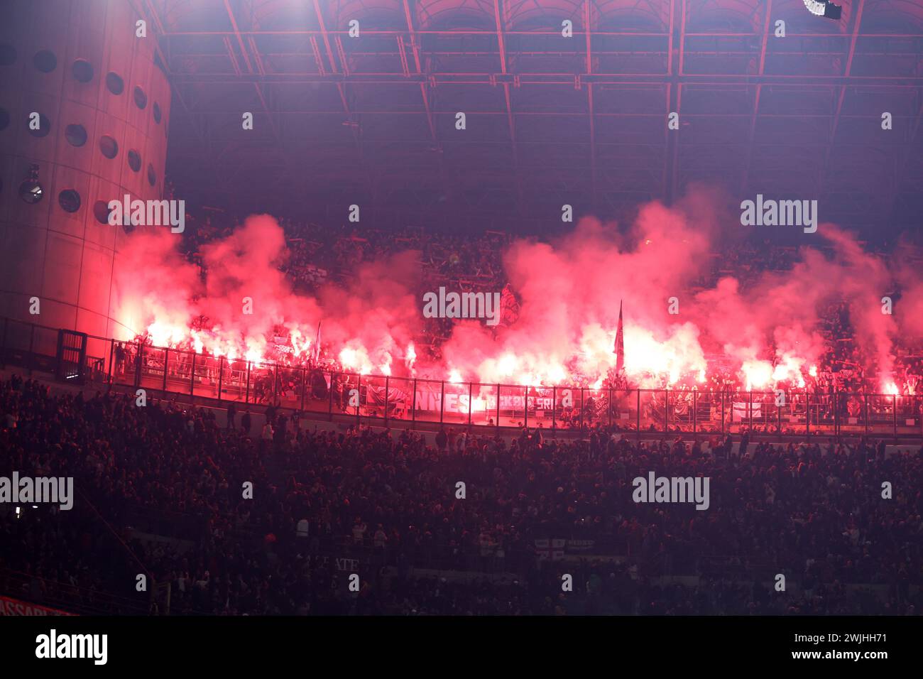 Mailand, Italien. Februar 2024. Fans des Stade Rennais FC während des Play-off-Spiels der UEFA Europa League zwischen dem AC Milan und Stade Rennais FC im Stadio Giuseppe Meazza am 15. Februar 2024 in Mailand. Quelle: Marco Canoniero/Alamy Live News Stockfoto