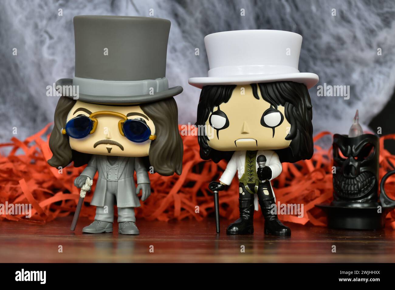 Funko Pop Actionfiguren von Bram Stokers Dracula-Vampir und Hard-Rock-Sängerin Alice Cooper. Gruseliges Dekor, schwarze Kerze, Gothic, Horror-Stimmung. Stockfoto