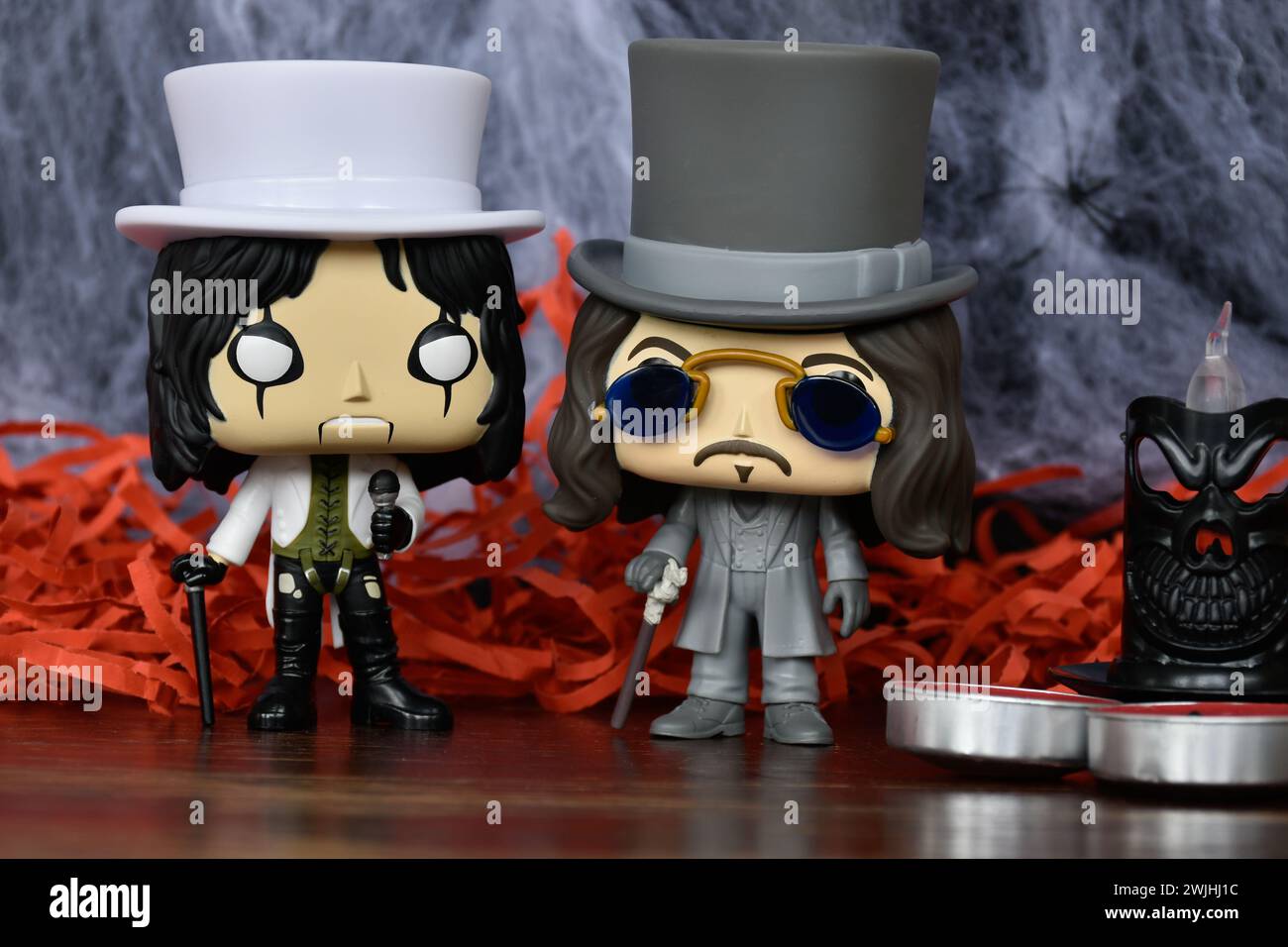 Funko Pop Actionfiguren der Hard-Rock-Sängerin Alice Cooper und Bram Stokers Dracula-Vampir. Spinnennetz, rotes Dekor, gotischer Horror, dunkel. Stockfoto