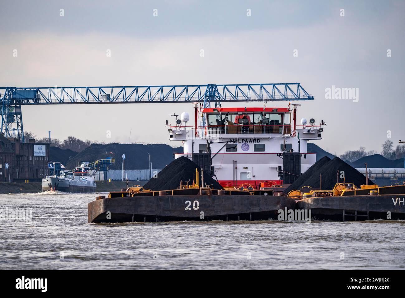 Schubkahn mit Kohle auf dem Rhein bei Duisburg, im Hintergrund der NIAG-Rheinhafen in Rheinberg-Orsoy, NRW, Deutschland, Stockfoto