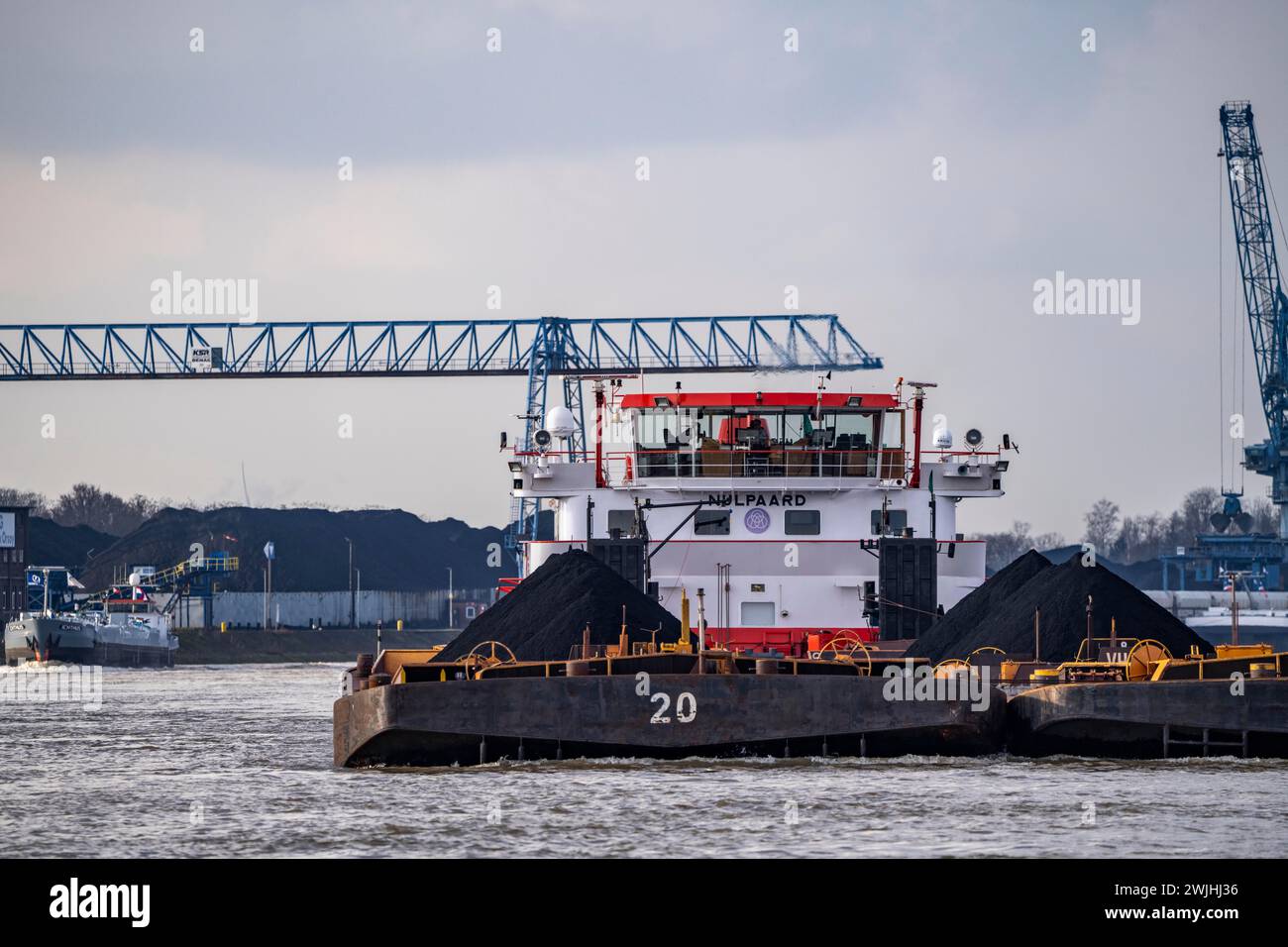 Schubkahn mit Kohle auf dem Rhein bei Duisburg, im Hintergrund der NIAG-Rheinhafen in Rheinberg-Orsoy, NRW, Deutschland, Stockfoto